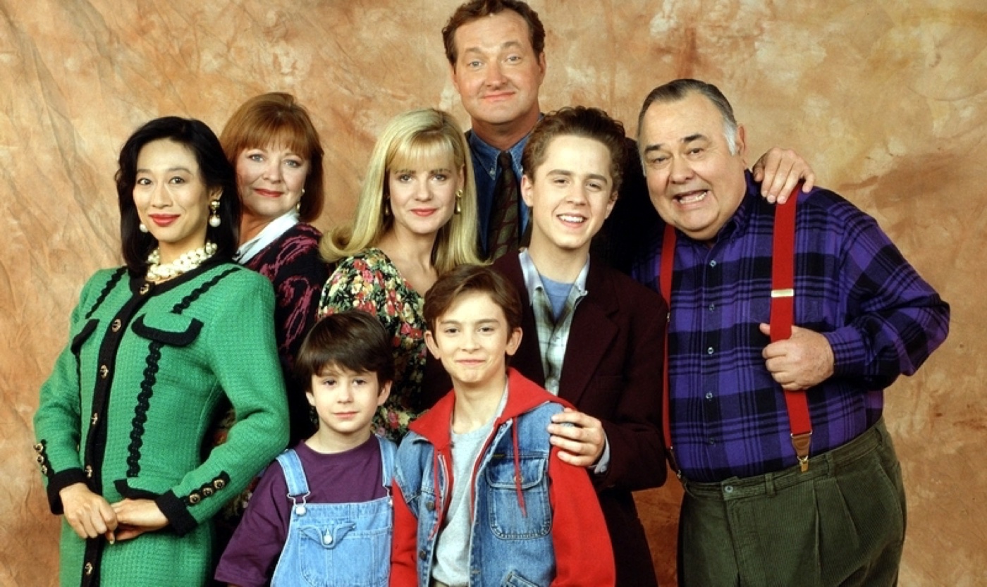 Cast photo of the sitcom Davis Rules with Jonathan Winters and a young Luke Edwards